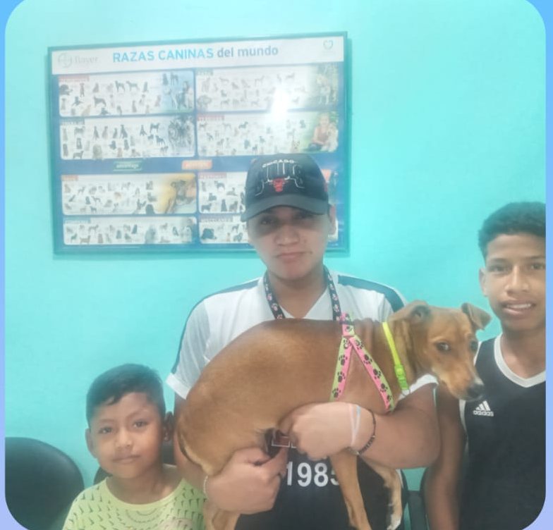 Familia con su perrita en el consultorio
