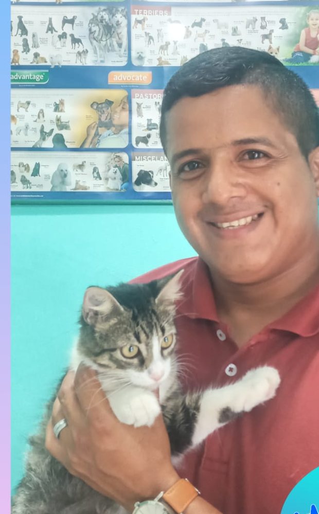 Dueño feliz con su gatita Kitty