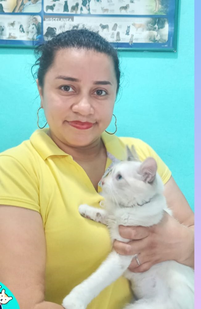 Nina, gatita blanca, con su dueña
